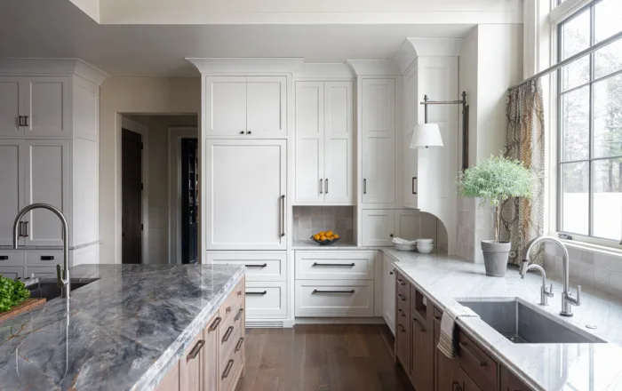 Kitchen with 2-tone cabinets