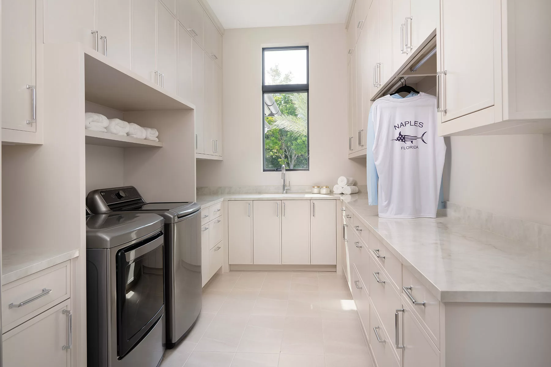 Laundry room with custom cabinetry - Quality