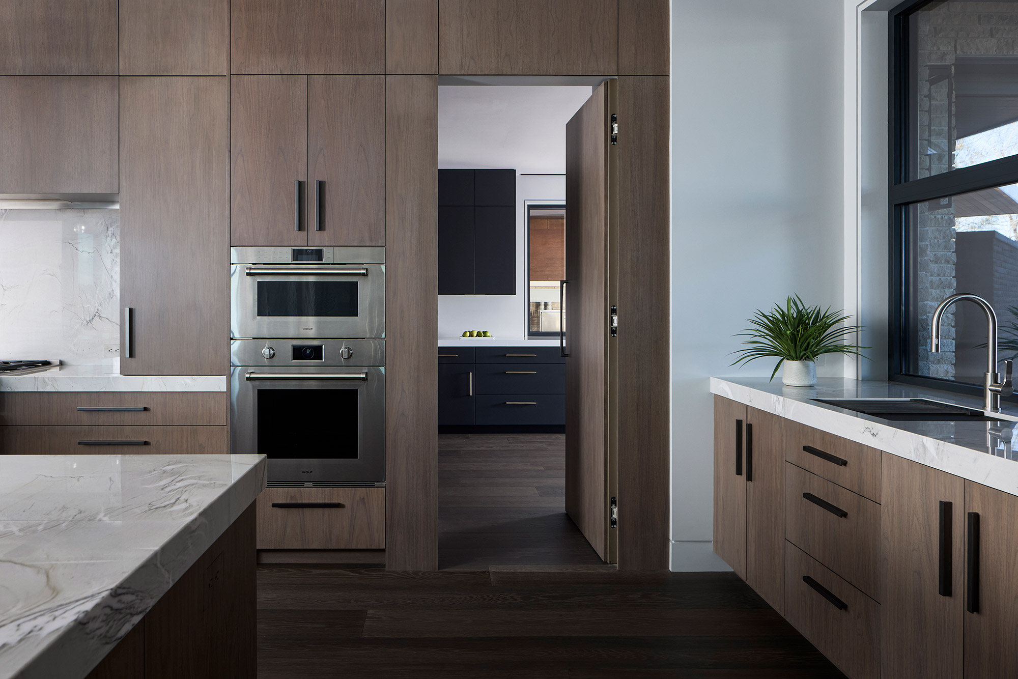 Pantry cabinets and kitchen cabinets - a seamless look